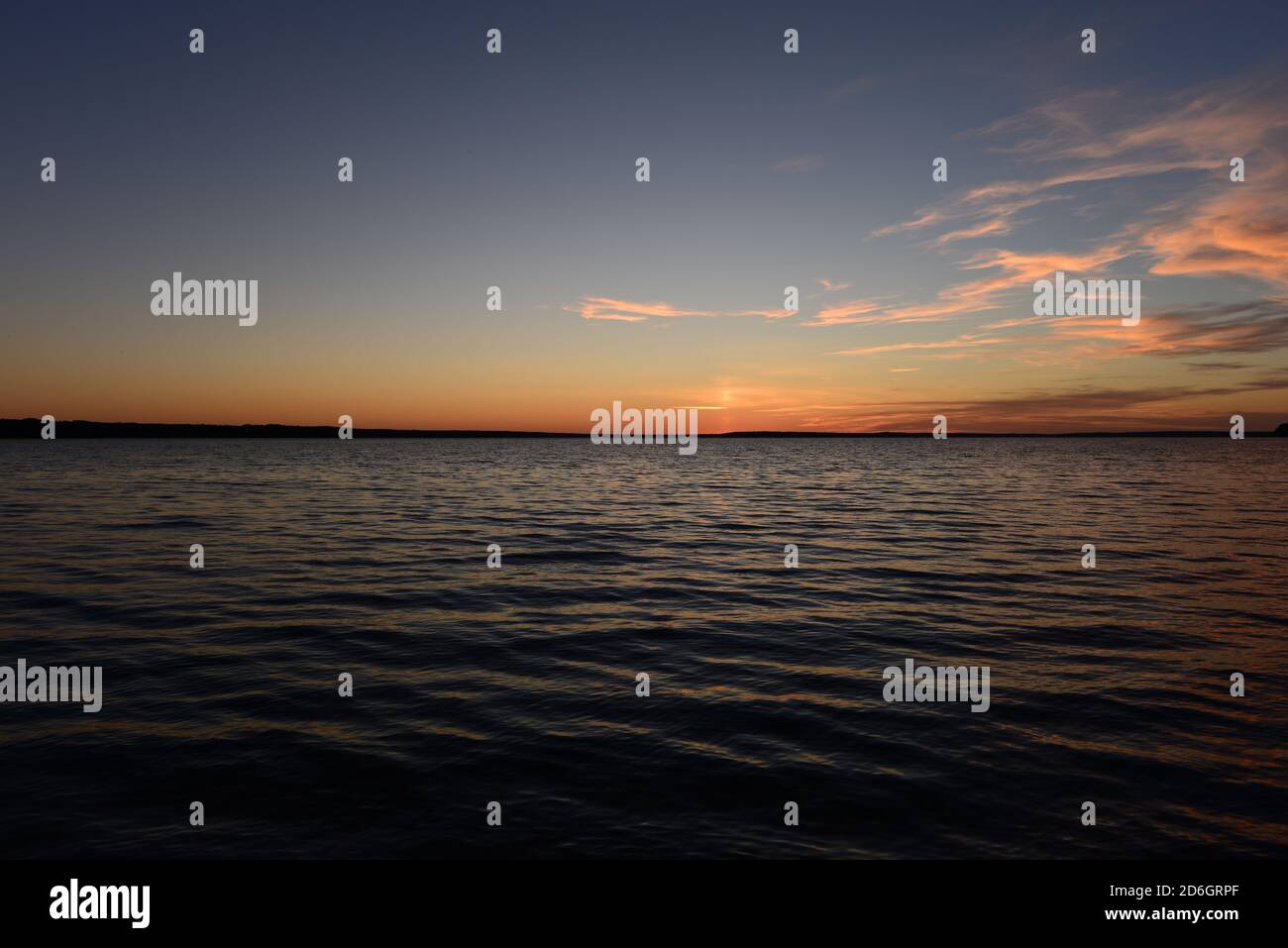 Dämmerung blauer Himmel über See Wasser mit Wellenmuster Stockfoto