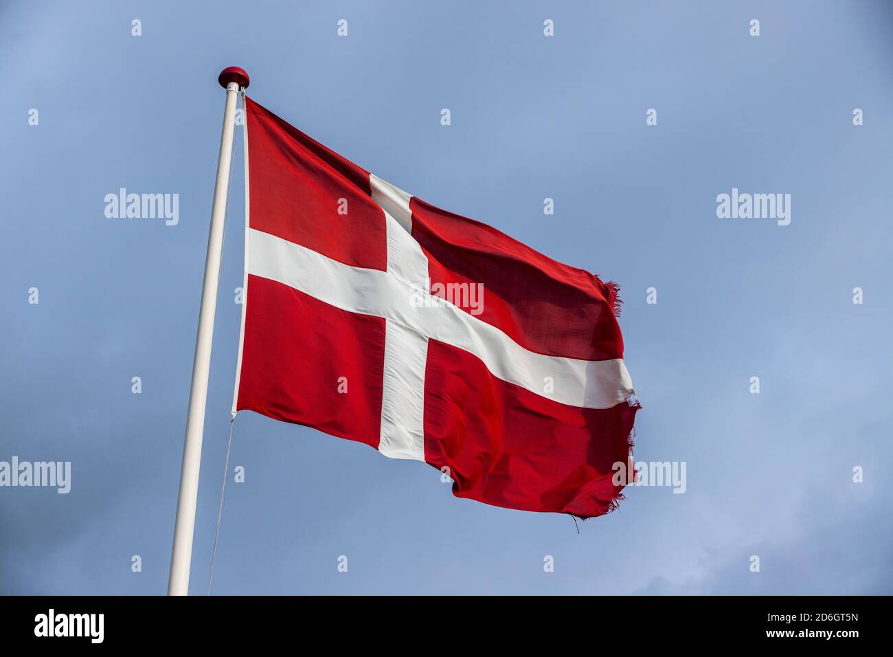 Dänisches Banner in blauem Himmel Stockfoto