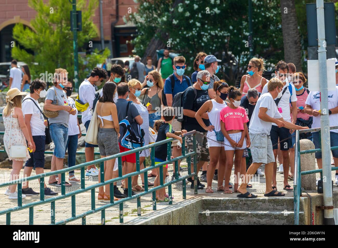 Santa Margherita Ligure, Italien. 16. August 2020: Massen von Touristen mit Masken bereit, das Schiff im Sommer während der Covid 19 Pandemie zu besteigen. Ein Stockfoto