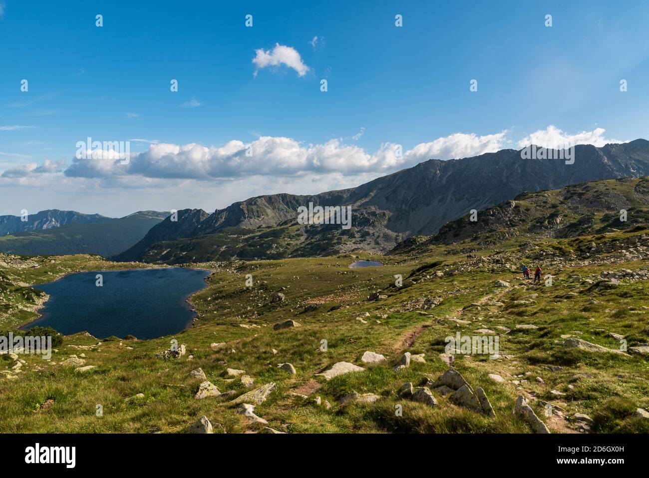Schöne Landschaft von Bucura und kleinere Ana See mit Gipfeln Rund in Retezat Berge in Rumänien Stockfoto
