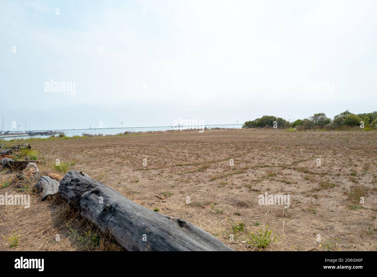 Wasser- und Strandbereiche sind in Half Moon Bay, Kalifornien, 23. August 2020 sichtbar. () Stockfoto