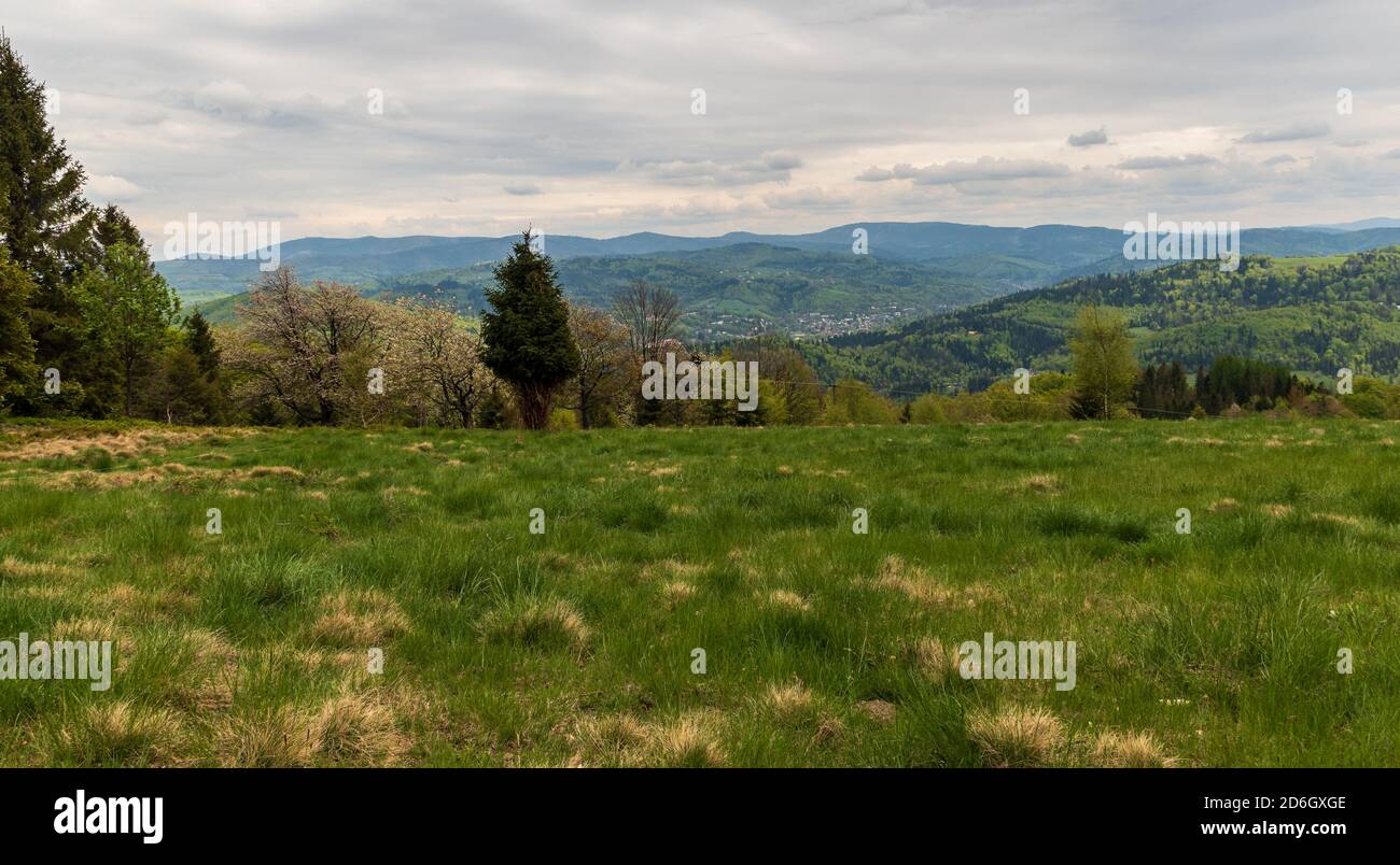 Beskid Slaski Berge Landschaft mit Wisla Resort und Hügel aus Wiese unten Czantoria Wielka Hügel auf Polnisch - tschechische Grenzen Während des Frühlingstages Stockfoto