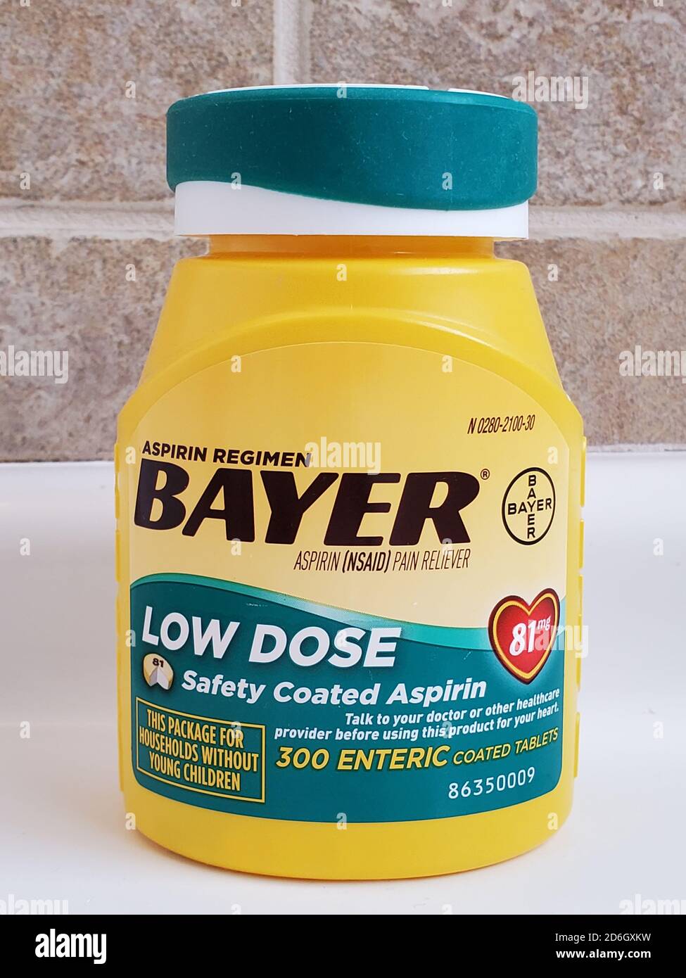 Nahaufnahme von Aspirin mit niedriger Dosis oder Aspirin im Bad von Bayer, San Ramon, Kalifornien, 25. August 2020. () Stockfoto