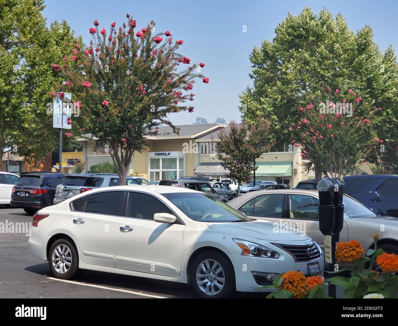 Autos und Geschäfte sind sichtbar in Lafayette, Kalifornien, 26. August 2020. () Stockfoto