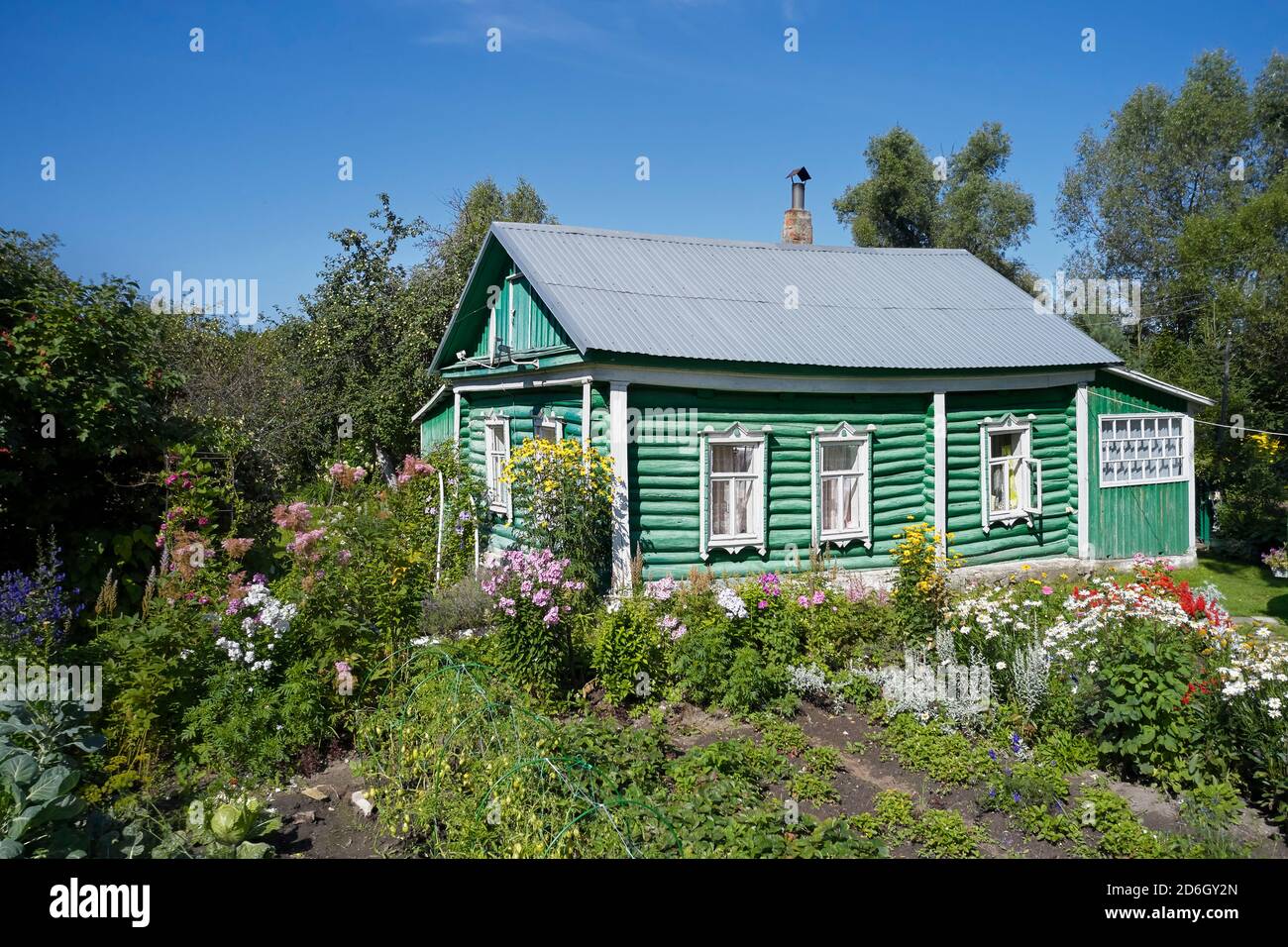 Außenansicht eines alten Datscha-Hauses mit Kleingarten im Sommer. Oblast Kaluga, Russland. Stockfoto