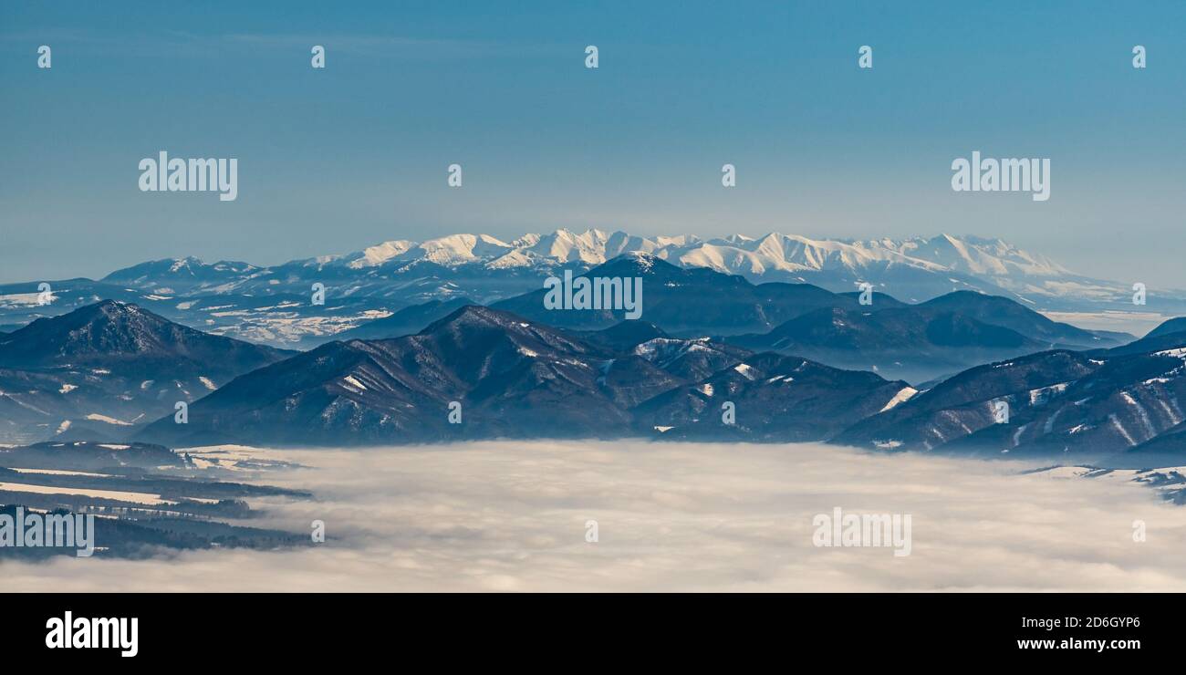 Erstaunliche Landschaft der Tatra mit näher Velka Fatra Berge Und Velky Choc Hügel feom Velka luka Hügel im Winter Mala Fatra Berge in Slowakisch Stockfoto