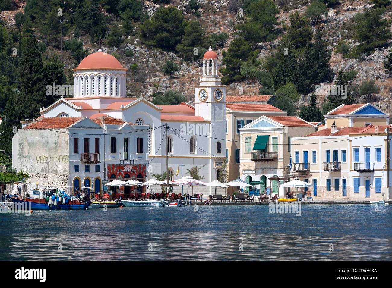 Die wunderschön gestaltete Agios Georgios-Kirche auf der griechischen Insel Kastellorizo, auch bekannt als Meis-Insel. Stockfoto