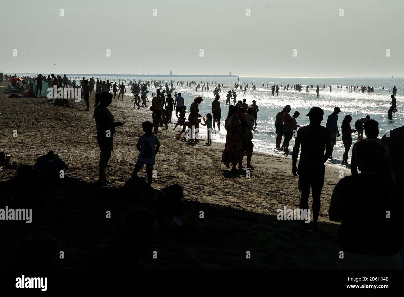 Das Detailbild des Strandabschnitt in der niederländischen Stadt Den Haag. Viele Leute sind Sonnenbaden oder schwimmen. Stockfoto