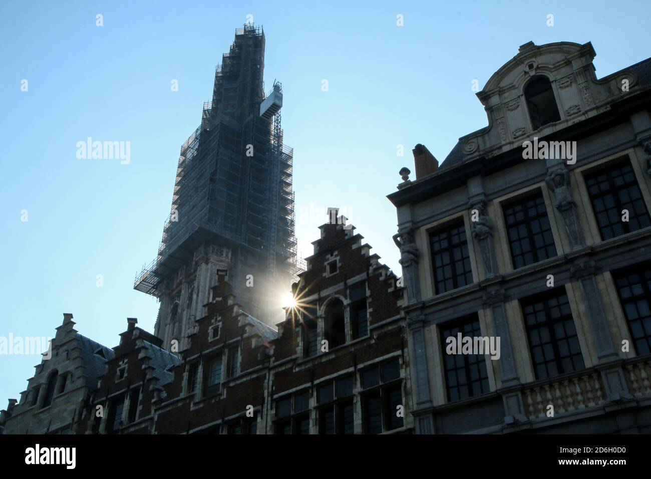 Das Detail der alten historischen Häuser auf dem Platz in der belgischen Stadt Antwerpen mit einem Turm der Kathedrale im Umbau. Stockfoto