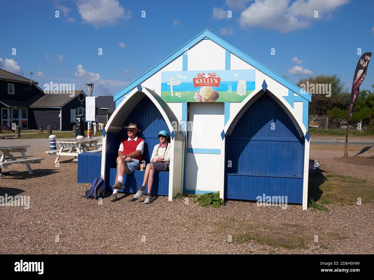 Ein Paar mittleren Alters genießt einen Kaffee auf der Rückseite eines Erfrischungsstandes in der Nähe des Alfred Corry Rettungsbootmuseum, Southwold Hafen, Suffolk, Großbritannien. Stockfoto