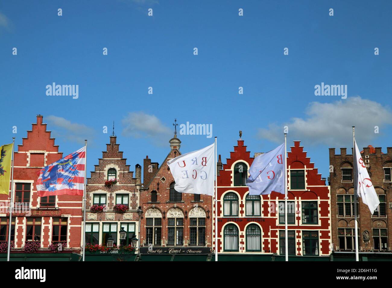 Das Detail der bunten historischen Häuser mit traditionellen Terrassengiebeln auf dem Platz in Brügge in Belgien. Die Sehenswürdigkeit für die Touristen. Stockfoto
