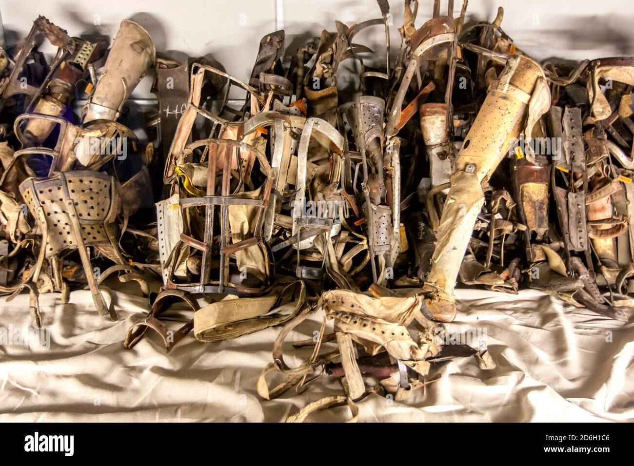 Eine Sammlung von Prothesen, die von Gefangenen im Staatlichen Museum Auschwitz-Birkenau in Oswiecim in Polen entfernt wurden. Stockfoto