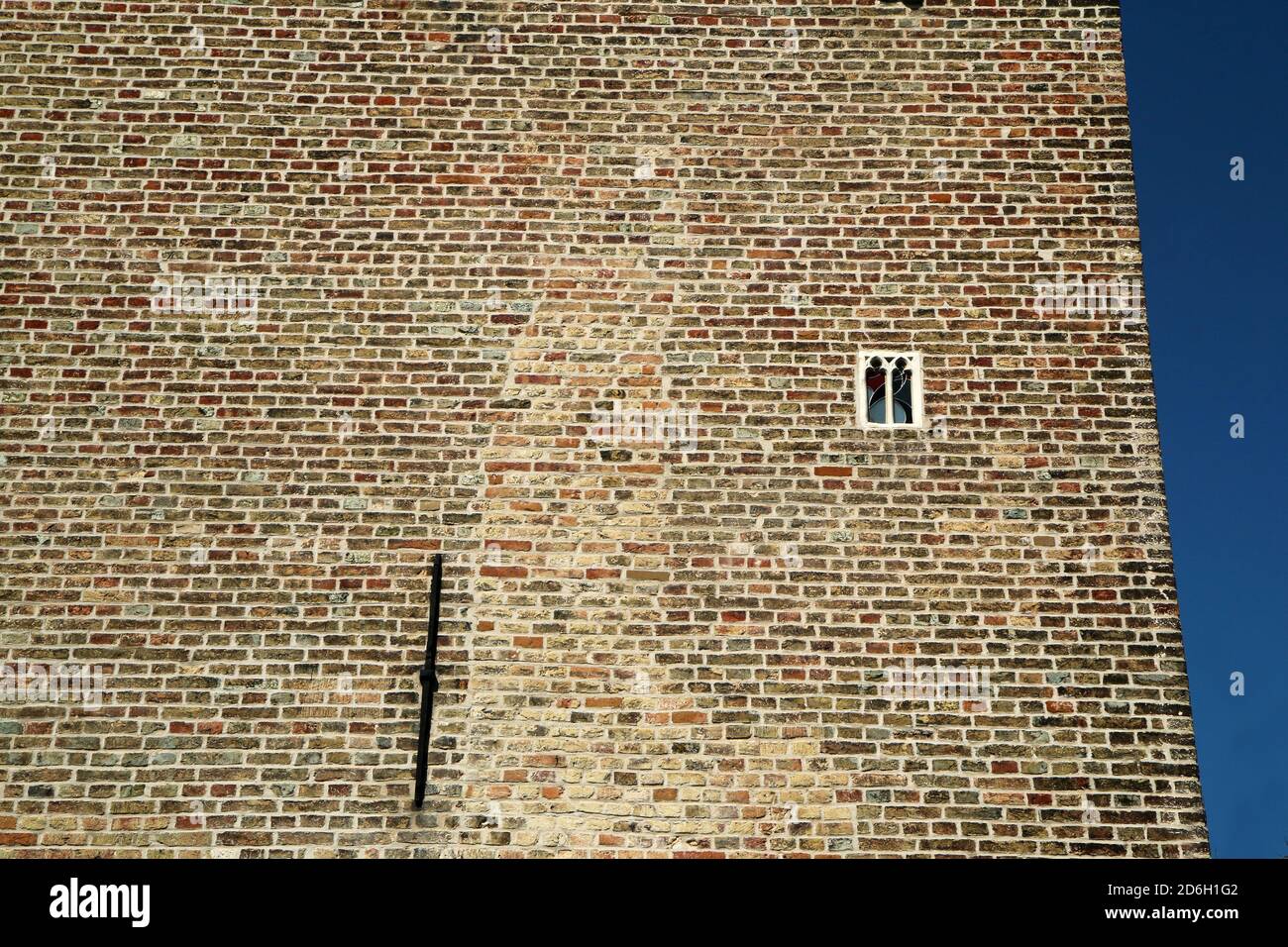 Das kleinste Fenster auf einem Haus in der Stadt. Abgebildet in Brügge in Belgien. Ungewöhnliche Sicht vor den Touristen versteckt. Stockfoto