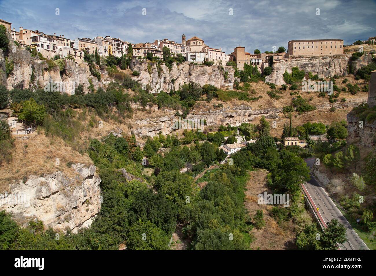 Altstadt von Cuenca von der San Pablo Brücke in Cuenca, Spanien. Stockfoto