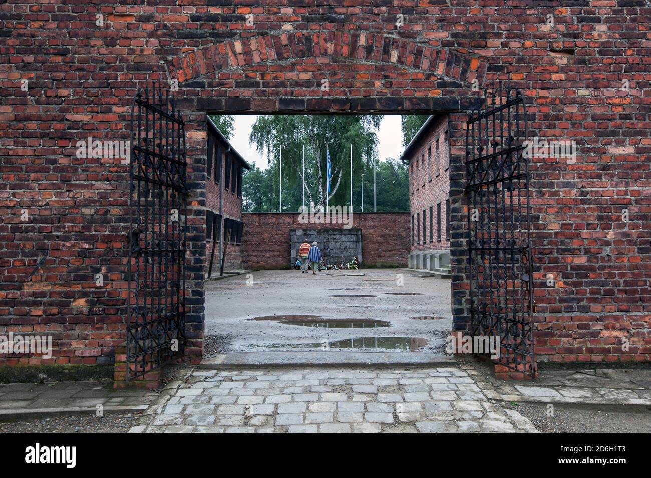 Zwischen Block 10 und 11 wurde im Staatlichen Museum Auschwitz-Birkenau in Oswiecim in Polen eine Hinrichtungsmauer errichtet, an der viele Gefangene erschossen wurden. Stockfoto