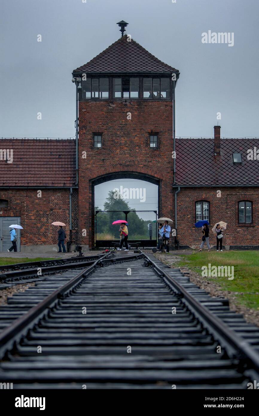 Ein Blick auf den Eisenbahnturm am Eingang des Staatlichen Museums Auschwitz-Birkenau in Oswiecim in Polen. Stockfoto