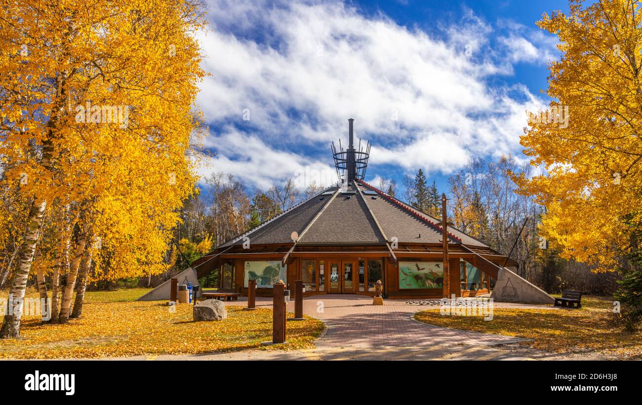 Das Museum und Bürogebäude mit Herbstfärbung in Buffalo Point, Manitoba, Kanada. Stockfoto