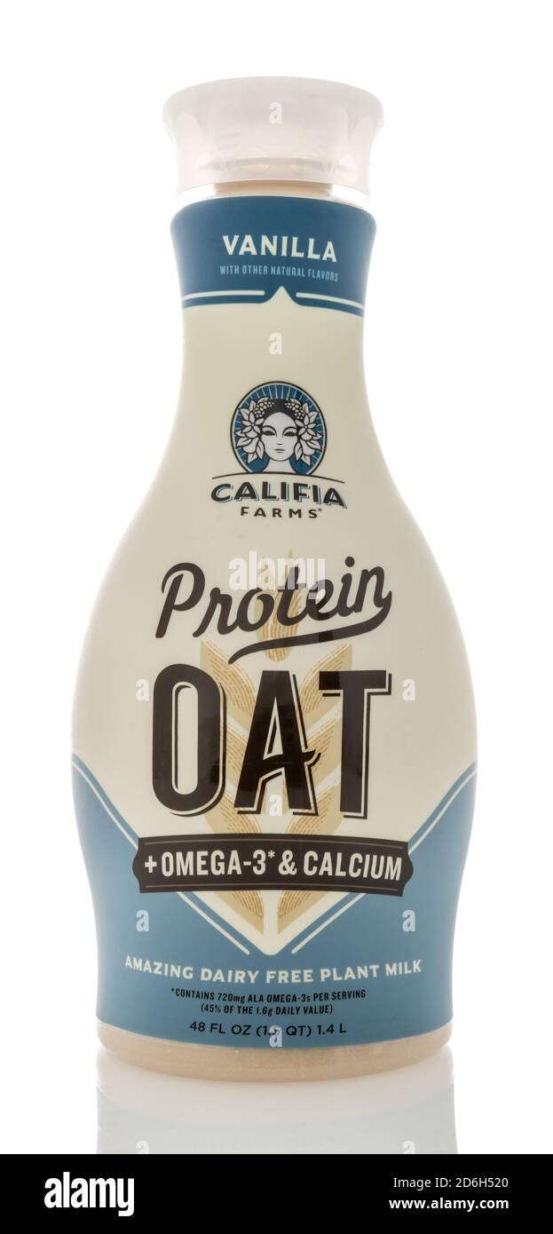 Winneconne, WI - 16. Oktober 2020: Ein Paket von Califia Farms Protein Hafer milchfreie Pflanzenmilch auf einem isolierten Hintergrund. Stockfoto