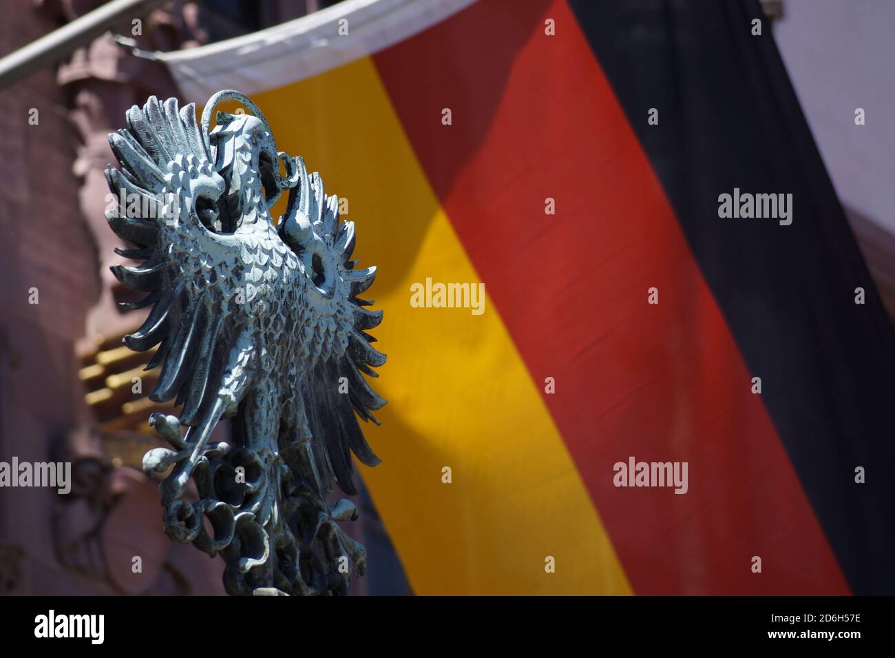 Deutsche Flagge mit Bundesadler Stockfoto