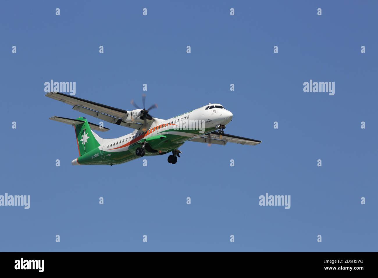 Die B-17008 UNI AIR ATR 72-600 landet auf dem Flughafen Taipei Songshan (TSA). Stockfoto