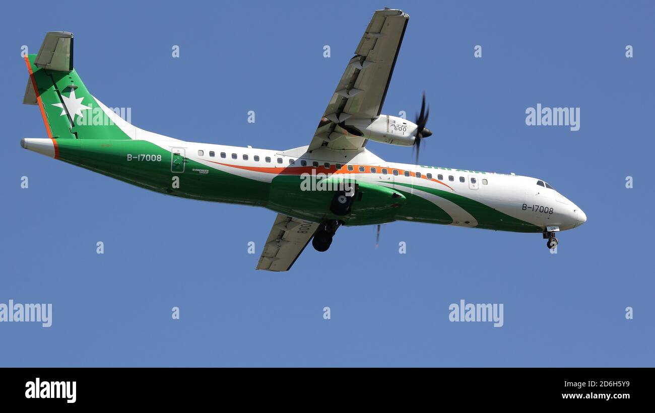 Die B-17008 UNI AIR ATR 72-600 landet auf dem Flughafen Taipei Songshan (TSA). Stockfoto