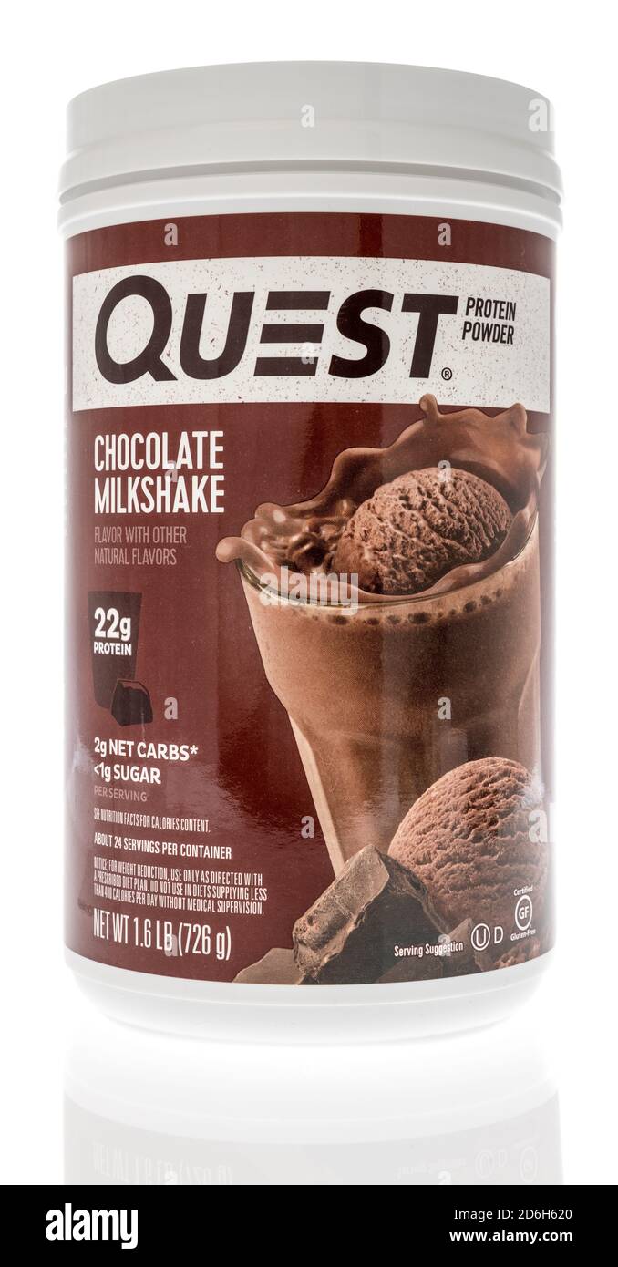 Winneconne, WI - 16. Oktober 2020: Ein Paket von Quest Schokoladenproteinpulver auf einem isolierten Hintergrund. Stockfoto