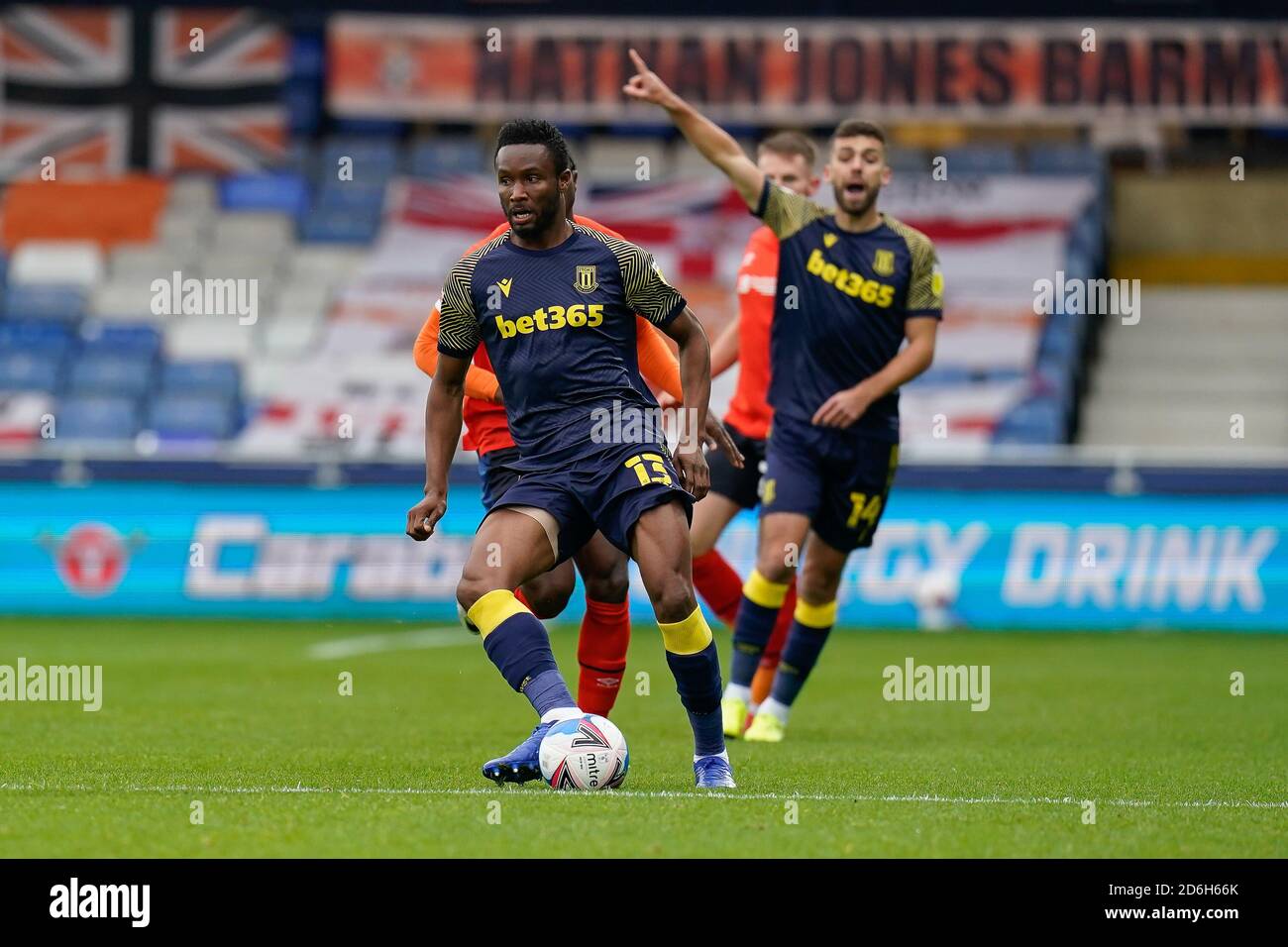 Luton, Großbritannien. Oktober 2020. Mikel John Obi (13) von Stoke City während des Sky Bet Championship-Spiels zwischen Luton Town und Stoke City in Kenilworth Road, Luton, England am 17. Oktober 2020. Foto von David Horn/Prime Media Images. Kredit: Prime Media Images/Alamy Live Nachrichten Stockfoto