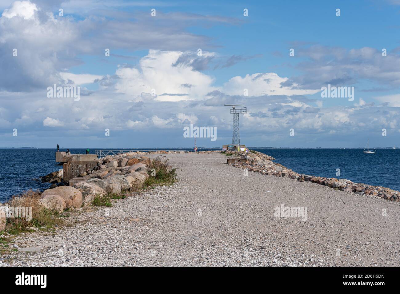 Die künstliche Insel, Malmö, Schweden. Land trifft auf blaues Wasser und blauen Himmel Stockfoto