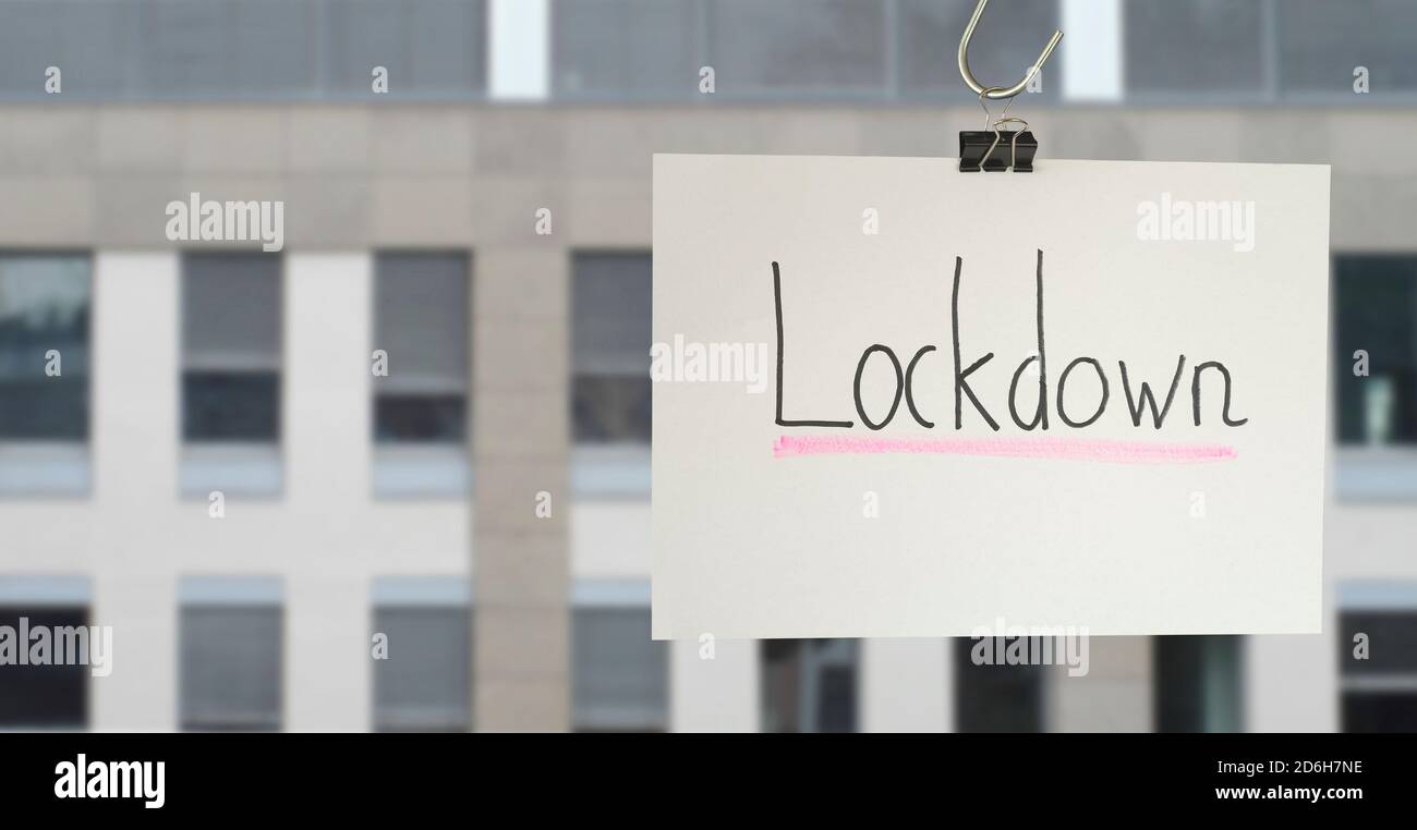 Covid-19, Corona-Virus-Epidemie, Lock-down-Zeichen und Bürogebäude, Business-Shutdown-Symbol Stockfoto