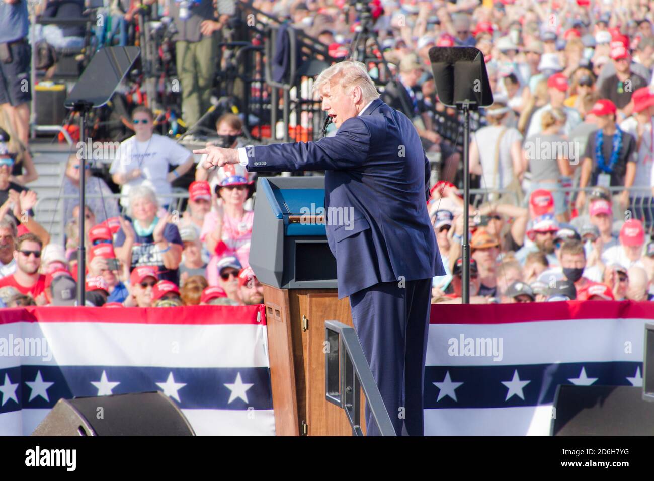 Präsident Donald J. Trump auf der Bühne einer republikanischen Kampagne Rallye in Ocala Flughafen in Zentral-Florida am 16. Oktober 202 Stockfoto