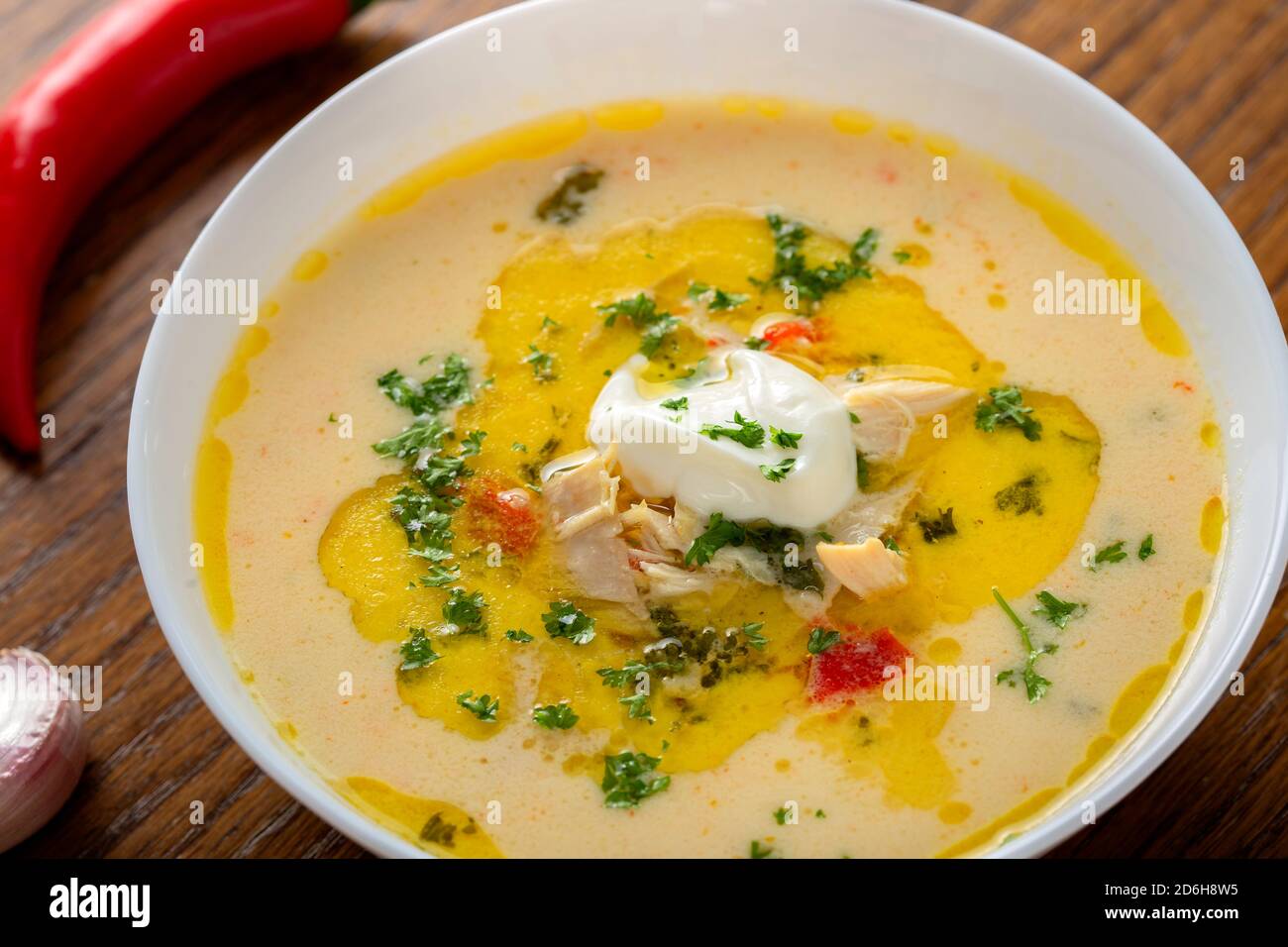 Ciorba Radauteana - Rumänische traditionelle Hühnersuppe mit Sahne Stockfoto