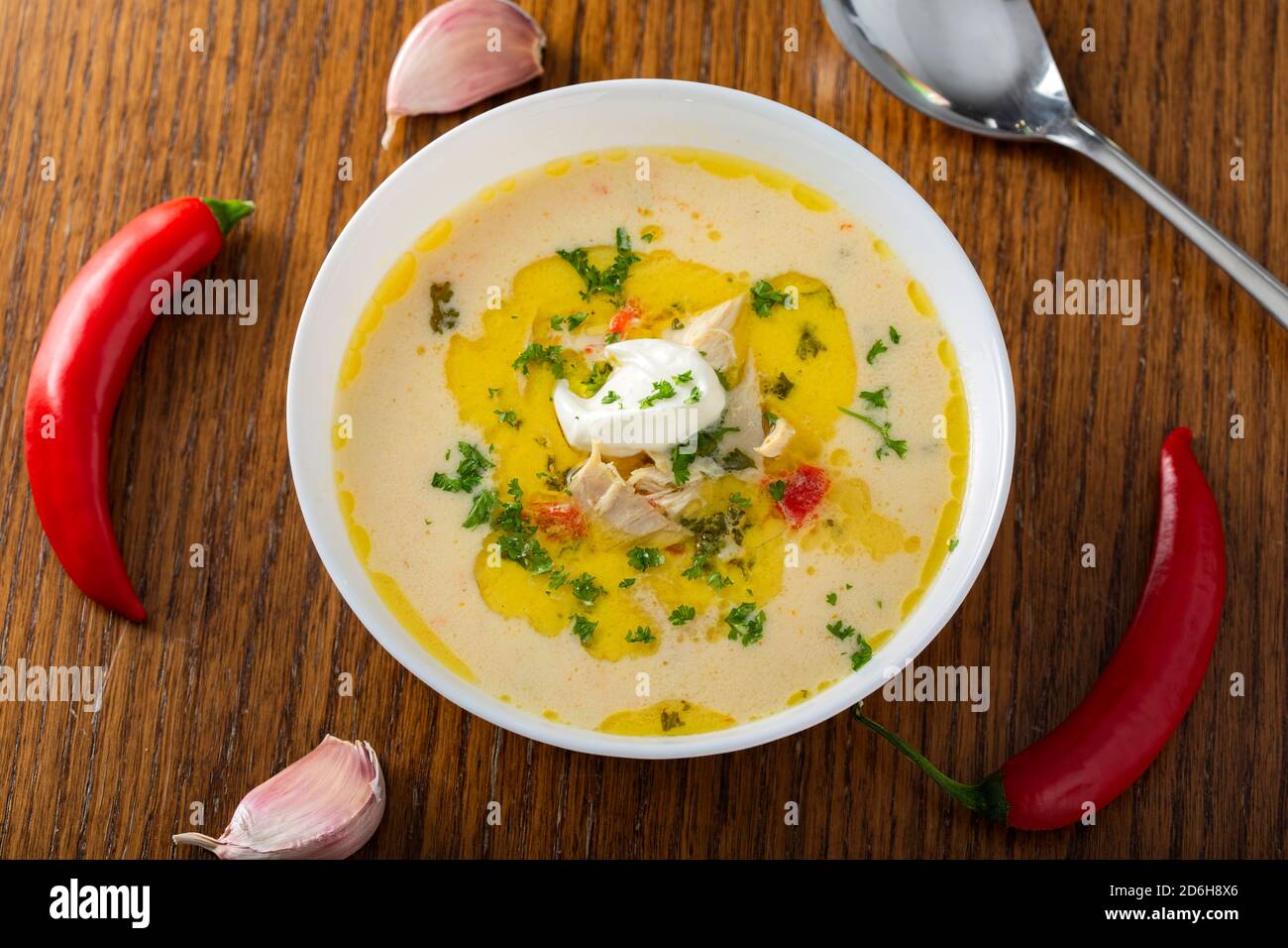 Ciorba Radauteana - Rumänische traditionelle Hühnersuppe mit Sahne - Draufsicht Stockfoto