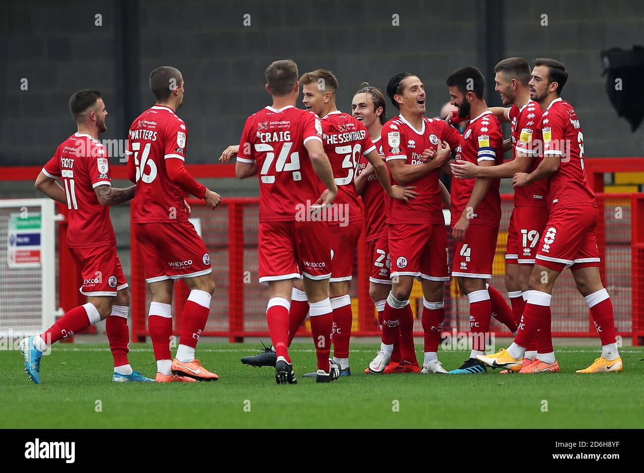 Crawley Town???s George Francomb feiert Scoring seiner Seite das erste Tor des Spiels während der Sky Bet League zwei Spiel im People's Pension Stadium, Crawley. Stockfoto