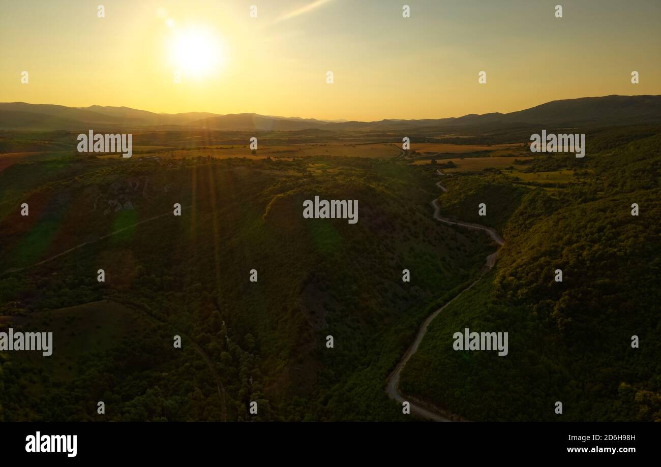 Landschaft von der Spitze der Berge in Bulgarien in der Nähe von Serbien Grenze mit Straße, Dragoman Bereich in Bulgarien, Europa. Schöne Aussicht während der Sonnen Stockfoto