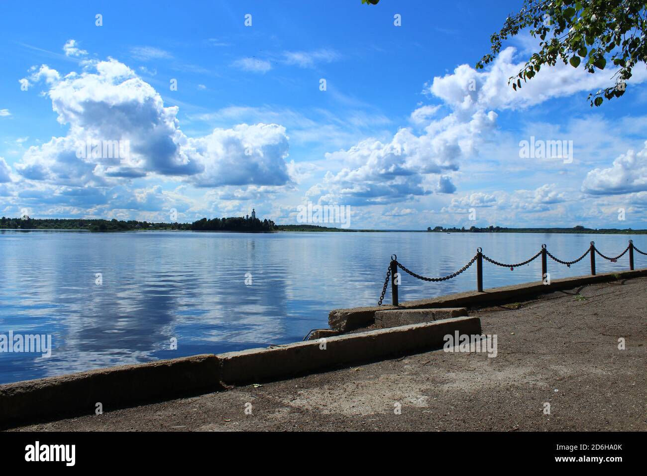 Устье реки Кубена, набережная; Mündung des Flusses Kubena, Böschung Stockfoto