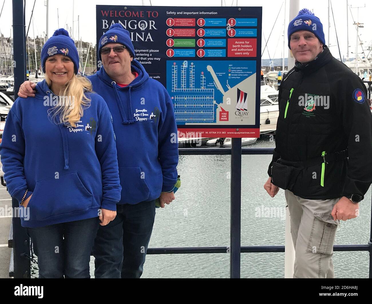 Co Down Sea Schwimmer Marie-Therese Davis Hanson und ihr Mann Stephen Hanson von der Gruppe der Brompton Belles und Beaux begrüßen Henry O'Donnell (rechts), als er in Bangor auf seiner Suche, um Irland zu schwimmen ankommt. O'Donnell hat Co Down erreicht, um als erster Schwimmer Irland zu umrunden. Stockfoto