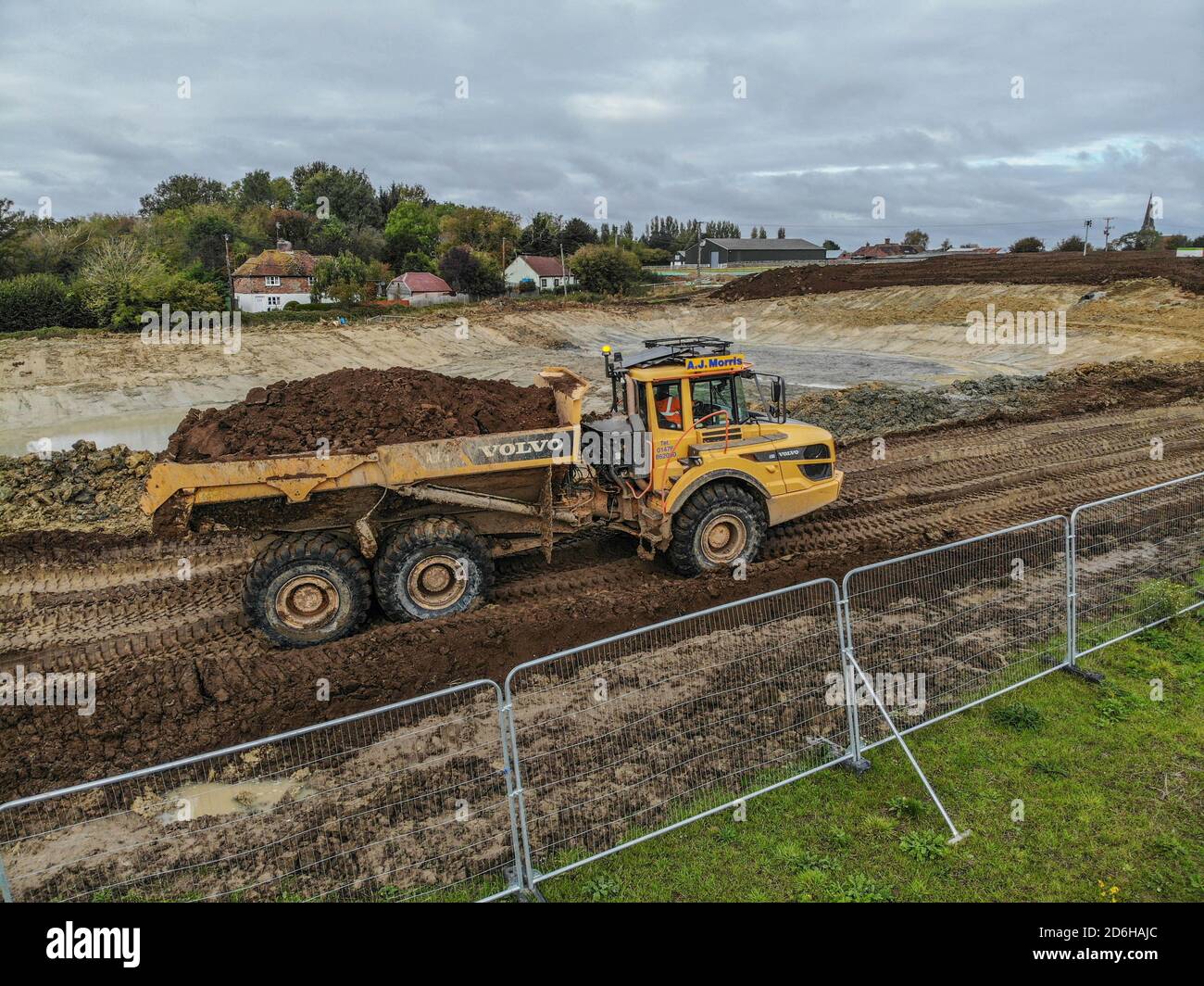 LKW transportiert Boden auf der Baustelle der Sevington Inland Border Facility, Ashford, Kent, 17/10/20 Stockfoto