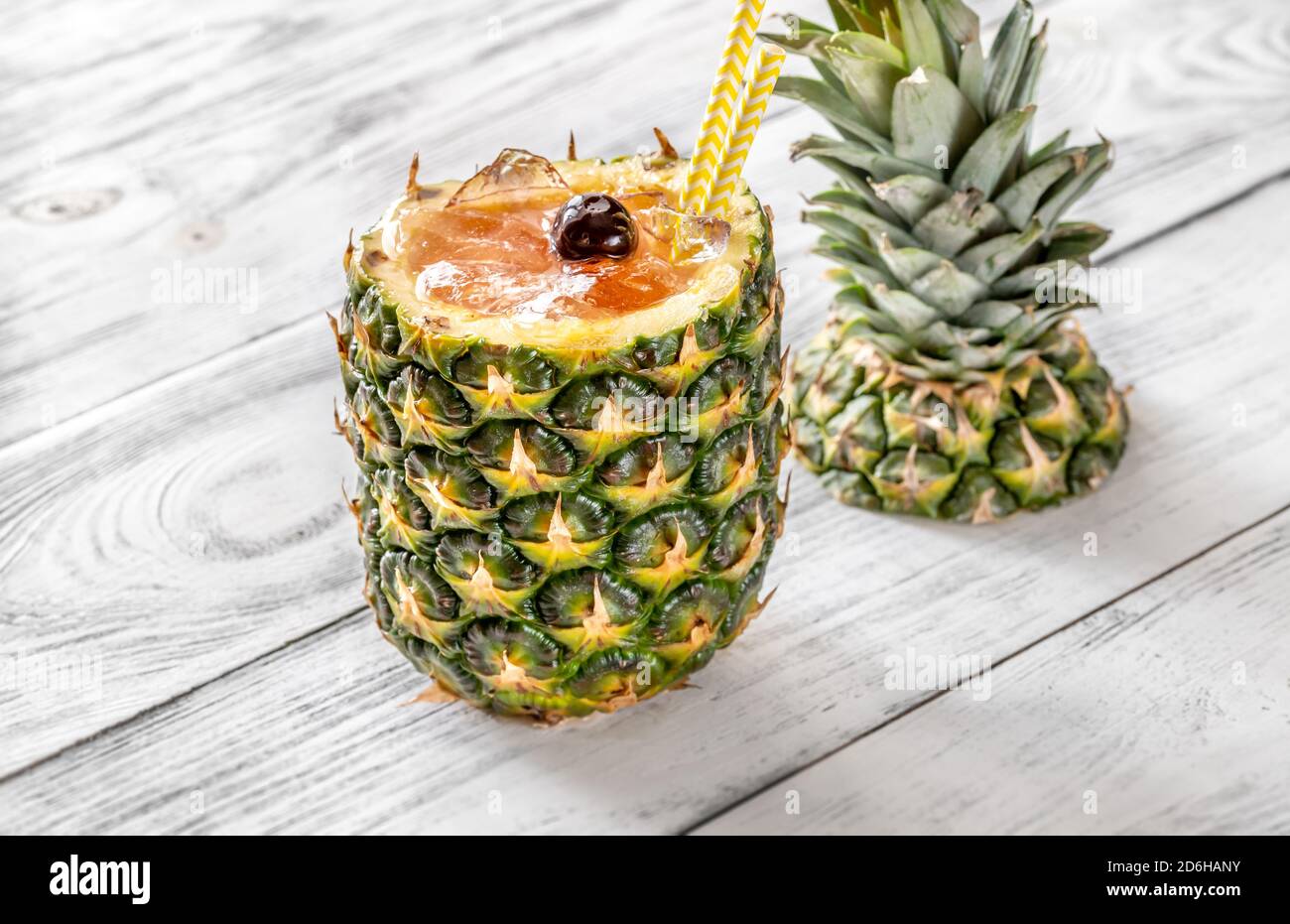 Bahama Mama Cocktail serviert in ausgehöhlter frischer Ananas Stockfoto
