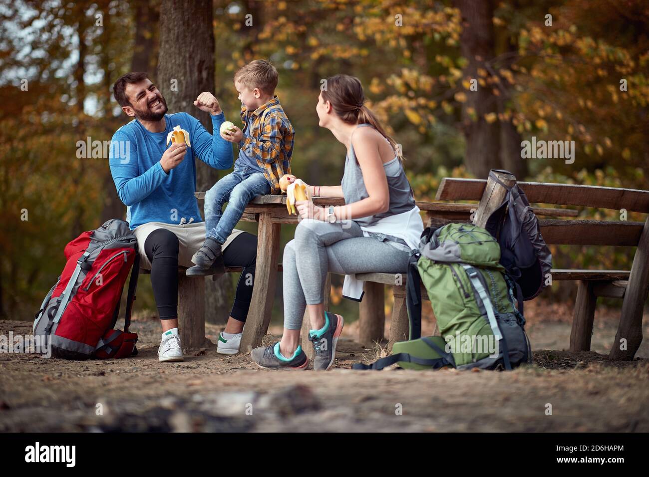 Ein Paar und der Sohn haben eine gute Zeit in Der Wald an einem schönen Herbsttag Stockfoto