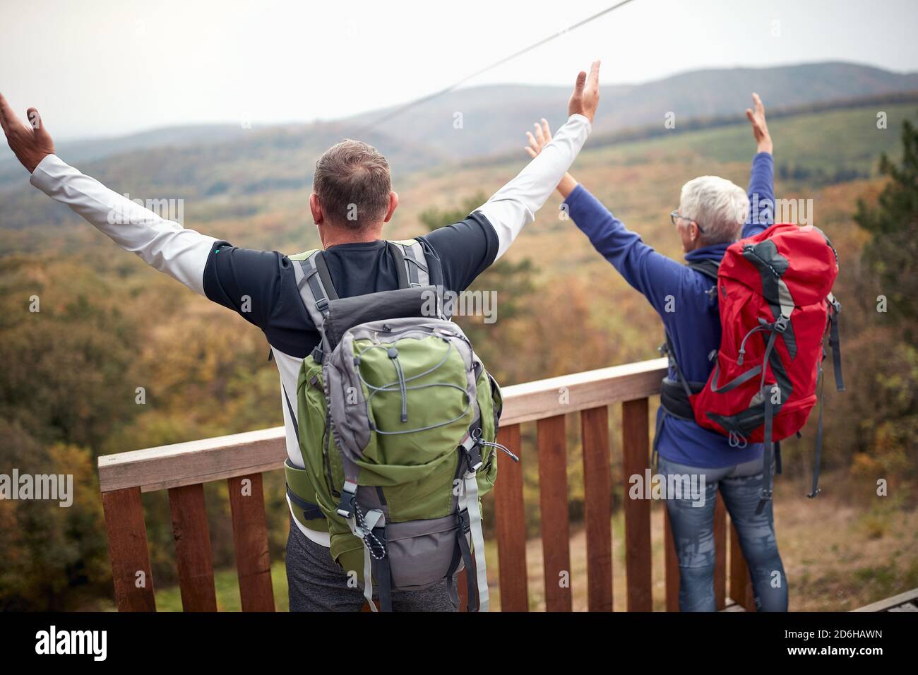 Ein älteres Paar, das eine tolle Aussicht von oben genießt Eines Wachturms an einem schönen Herbsttag Stockfoto