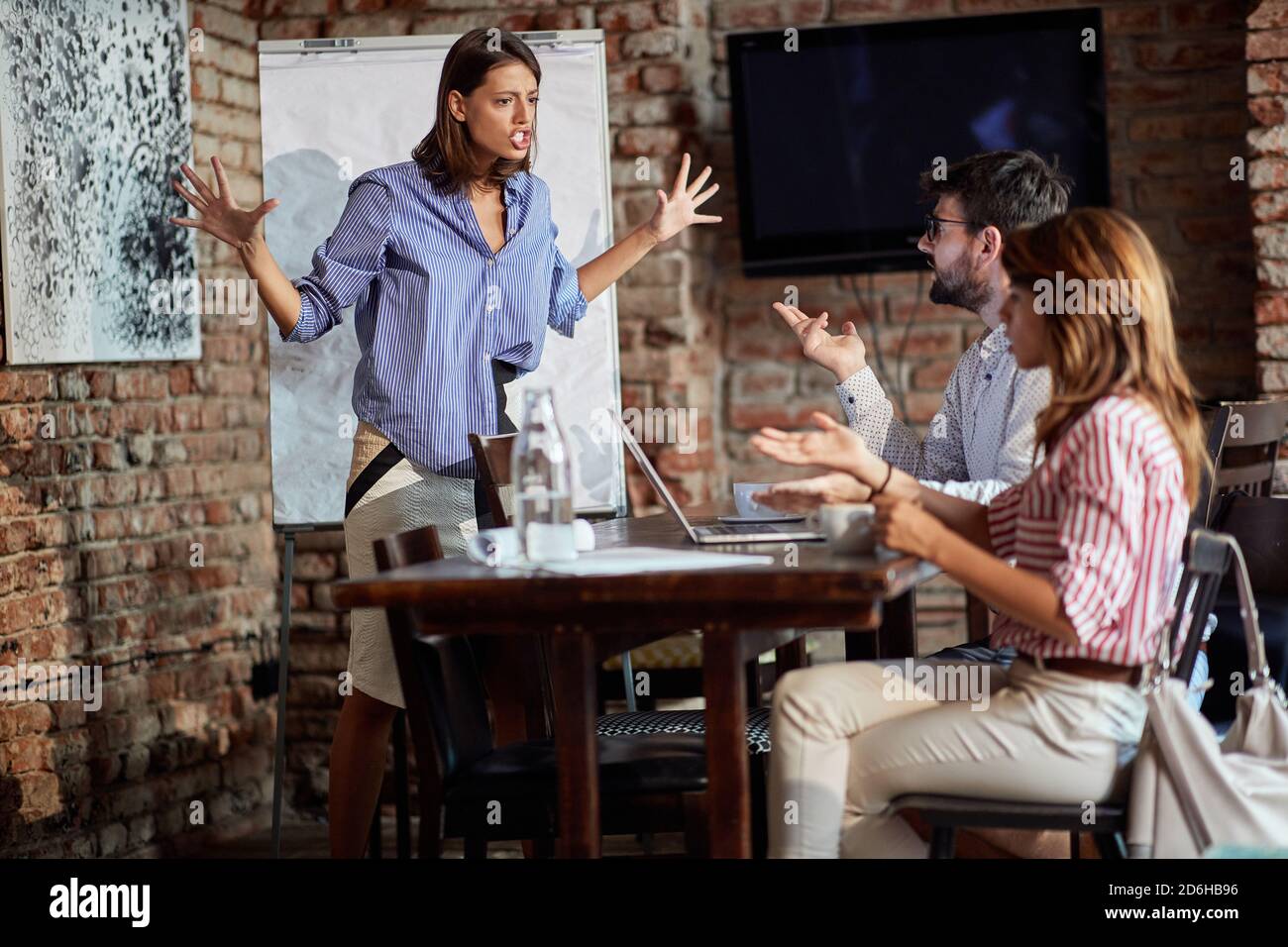 Eine wütende Kellnerin schrie das junge Paar in einem Café an Stockfoto