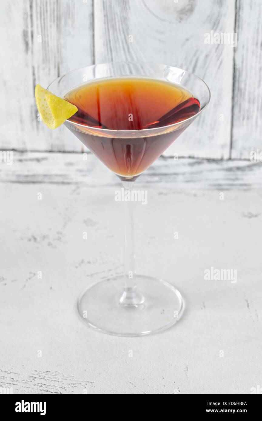 Ein Glas Martinez Cocktail garniert mit Zitronenschale Stockfoto