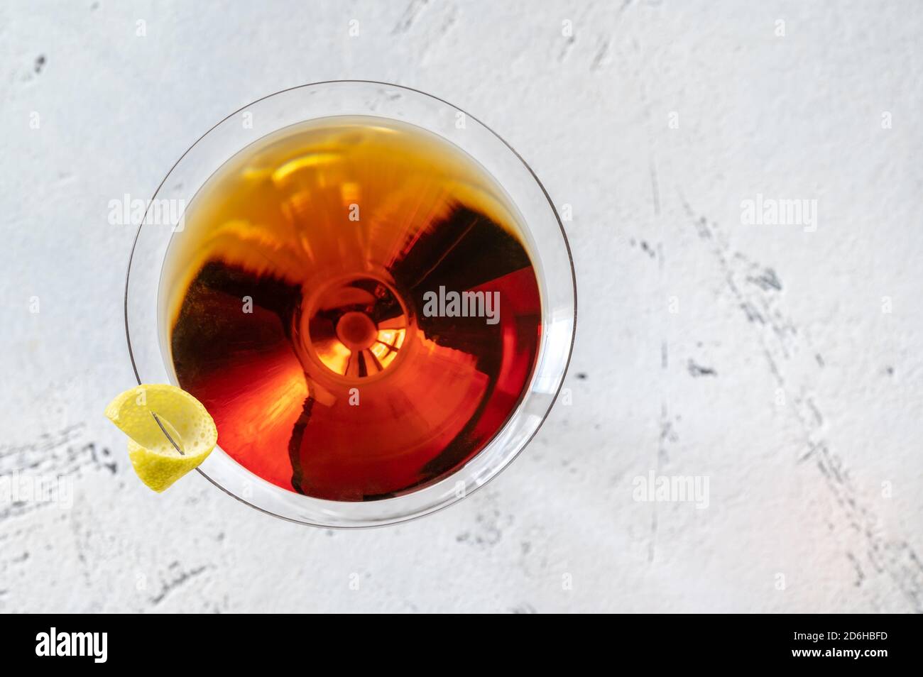 Ein Glas Martinez Cocktail garniert mit Zitronenschale Stockfoto