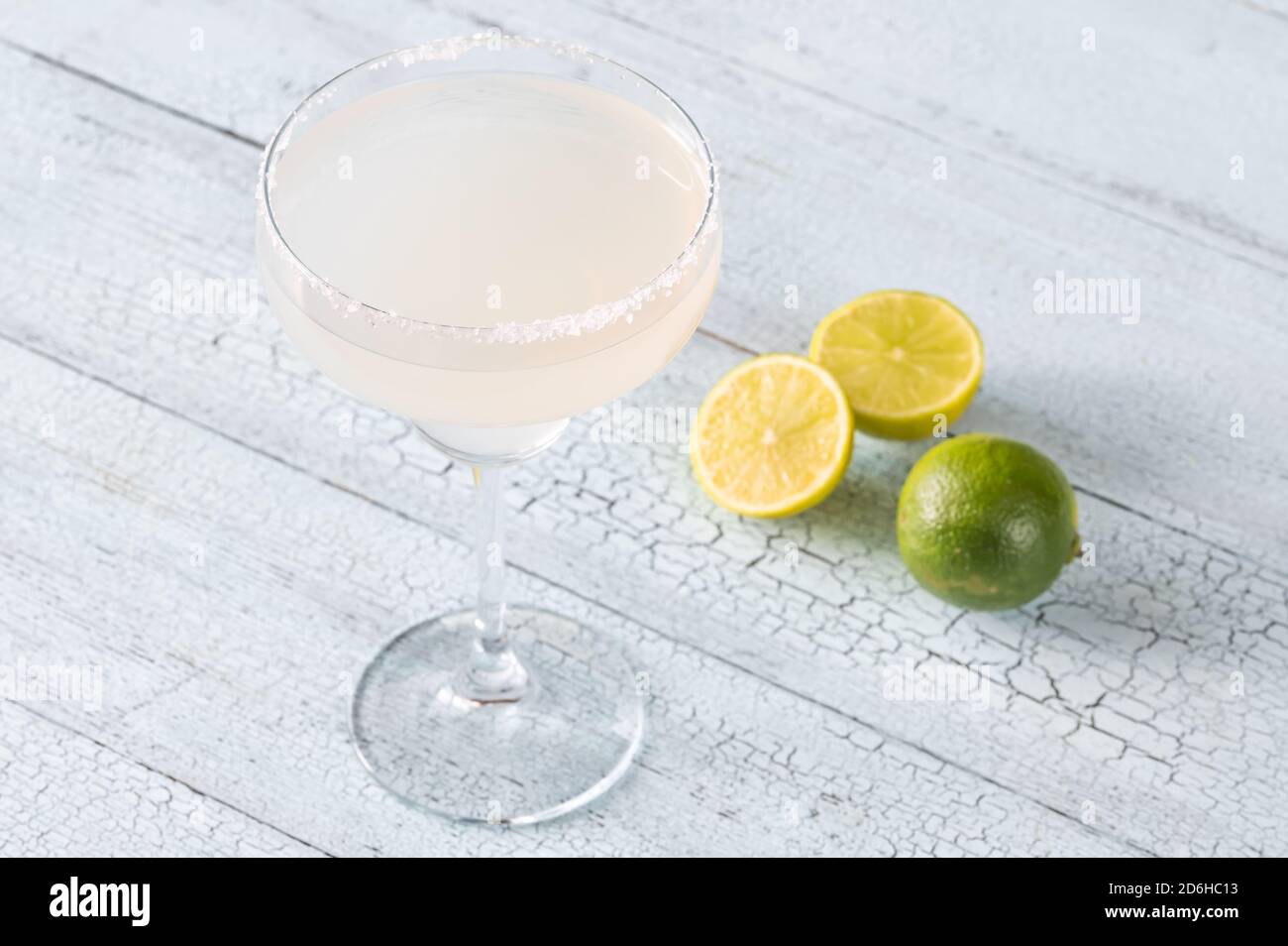 Ein Glas Margarita Cocktail garniert mit Salzrand Stockfotografie - Alamy