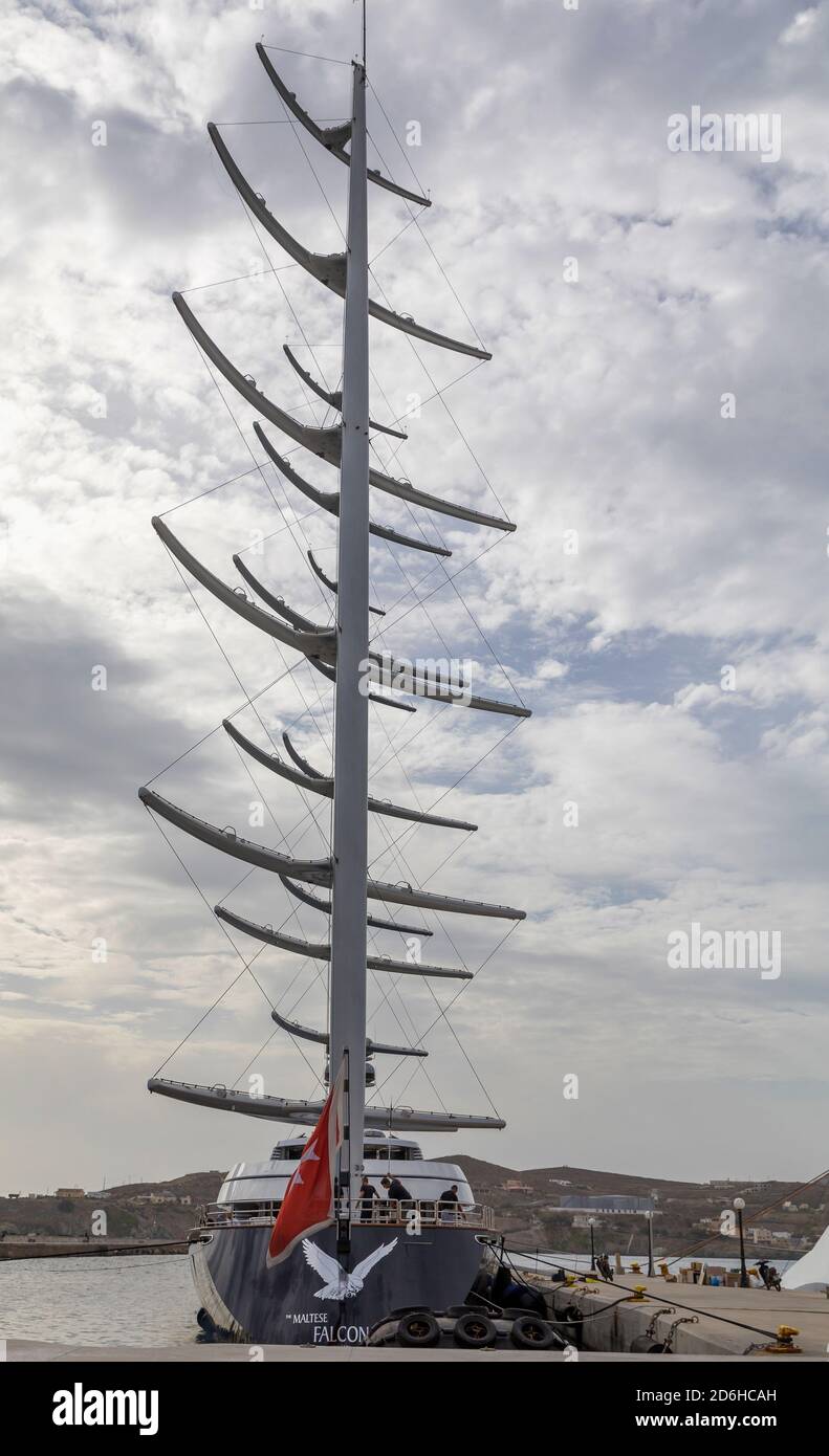 Ermoupolis: 17. Oktober . Maltese Falcon ist ein vollgetakeltes Schiff mit Dynarig-Technologie. Syros, Griechenland 17. Oktober 2020 Stockfoto