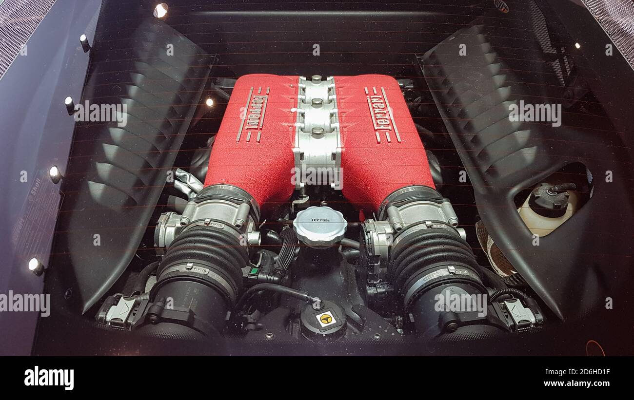 Ein roter Ferrari-Motor ist in TNP's Auto, Rama 9 Road, geparkt. Nahaufnahme der Glasabdeckung eines Ferrari-Motors in einem Autohaus. Draufsicht auf den Engin Stockfoto