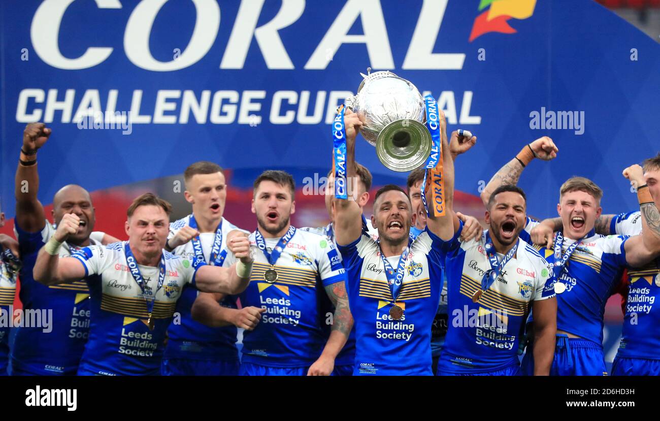 Luke Gale von Leeds Rhinos hebt die Trophäe nach dem Coral Challenge Cup Finale im Wembley Stadium, London. Stockfoto