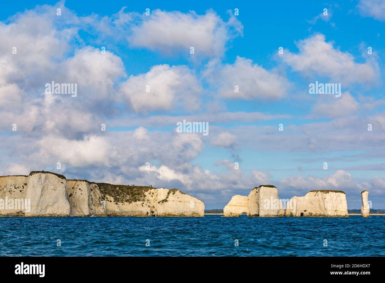 Dorset UK. Oktober 2020. Wetter in Großbritannien: Sonnig an der Dorset-Küste, da die Menschen das Beste aus dem herbstlichen Sonnenschein machen. Die Kreidefelsen von Old Harry Rocks, die Harry und seine Frau vom Meer aus entlang der Jurassic Coast zeigen. Quelle: Carolyn Jenkins/Alamy Live News Stockfoto