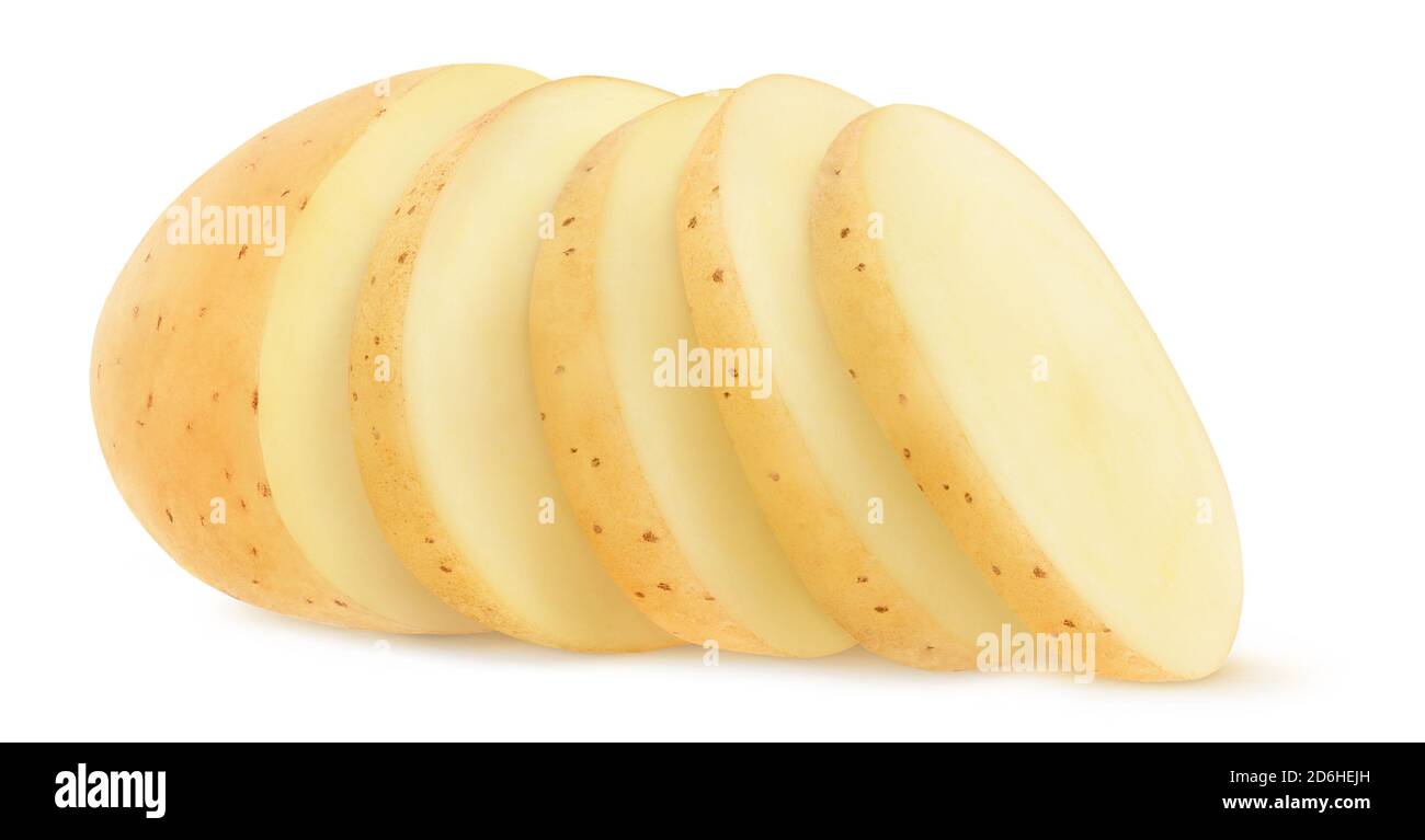 Isolierte Kartoffelscheiben. Stücke von gewaschenen rohen Kartoffeln in einer Reihe isoliert auf weißem Hintergrund Stockfoto