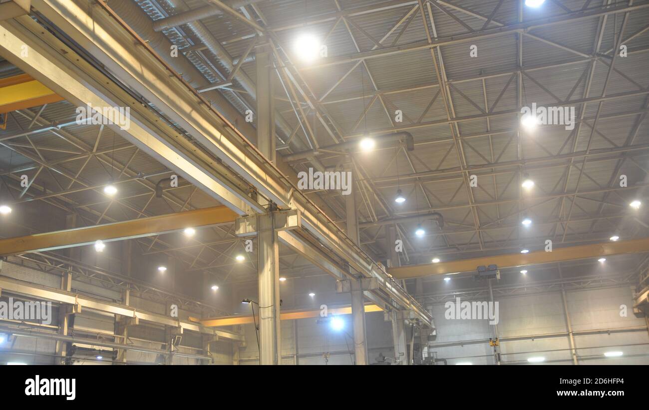 Gesamtansicht einer Produktionsanlage mit einer hohen Konzentration von Staub, Gasen und Aerosolen in der Luft des Arbeitsbereichs. Stockfoto